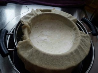 4、家庭自制豆腐，卫生又好吃,倒入过滤纱布过滤，挤压出豆浆（豆渣不要扔掉，可以烙饼也可以炒着吃很好吃的）