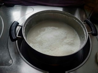 5、家庭自制豆腐，卫生又好吃,把豆浆放入火上，中火烧开去掉表面浮沫，转小火再煮10分钟，充分煮熟去掉豆腥味