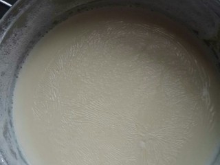 6、家庭自制豆腐，卫生又好吃,关火降至90度，在去掉表面豆皮