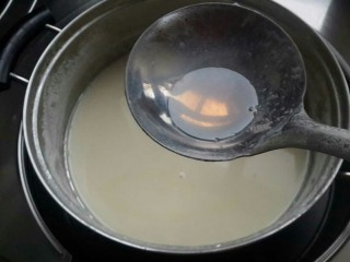 7、家庭自制豆腐，卫生又好吃,把化开的卤水一点点顺着锅边慢慢加入，用勺子不停搅动