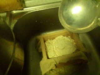 9、家庭自制豆腐，卫生又好吃,模具摆放，湿布放入模具然后将豆花倒入模具