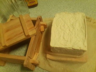 11、家庭自制豆腐，卫生又好吃,10分钟后顺利脱模豆腐成型自然放凉