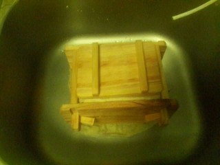 10、家庭自制豆腐，卫生又好吃,盖上盖子，放上重物，压10分钟定型