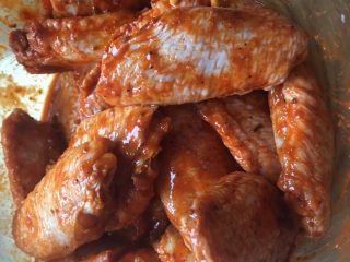 5、奥尔良烤鸡翅,腌制期间将鸡翅再搅拌几下、让鸡翅腌制得更均匀。