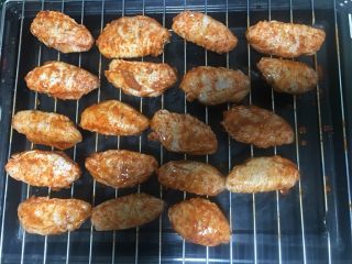 7、奥尔良烤鸡翅,鸡翅两面均匀地刷上蜂蜜。