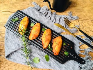 10、奥尔良烤鸡翅,撒上辣椒粉食用口感更佳!