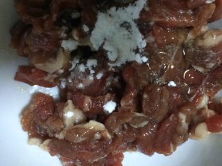 1、过油肉辣椒炒面,如图先将牛肉切片，用料酒，胡椒粉，食盐，白糖，蛋清，淀粉腌制几分钟