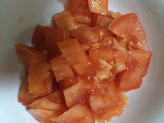 3、过油肉辣椒炒面,如图西红柿切丁