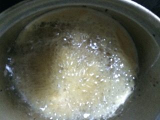 4、过油肉辣椒炒面,如图在油锅里将腌制好的牛肉过油，肉下去搅均即可捞出