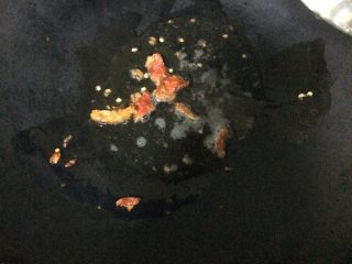 5、过油肉辣椒炒面,如图令起一锅，加入少许油，爆香干辣椒