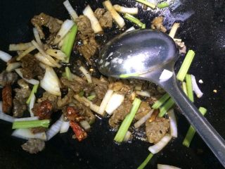 6、过油肉辣椒炒面,如图下去过油肉翻炒滴几滴生抽上色，下芹菜段和洋葱丝翻炒出香味