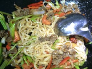 8、过油肉辣椒炒面,如图下煮好过水的拉条子和青红辣椒丝