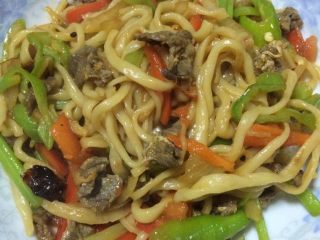 9、过油肉辣椒炒面,如图翻炒均匀即可出锅