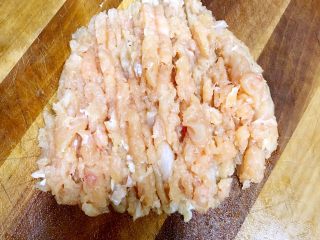 2、家庭版上校鸡块,鸡胸肉剁成肉末