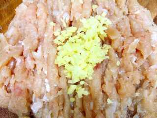 3、家庭版上校鸡块,放入姜末，剁成肉泥