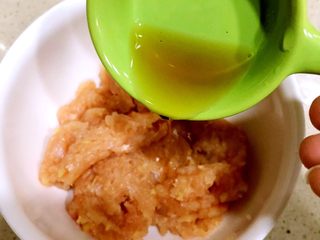 4、家庭版上校鸡块,肉泥中加入料酒