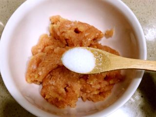 5、家庭版上校鸡块,加入一勺盐