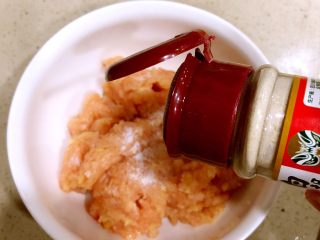 6、家庭版上校鸡块,加入白胡椒粉，搅拌均匀