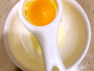 7、家庭版上校鸡块,先把2个鸡蛋蛋清蛋黄分离