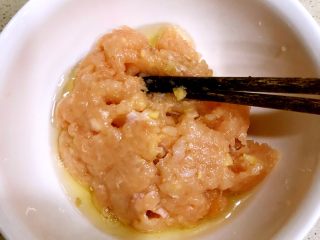 8、家庭版上校鸡块,蛋清倒入肉泥中，搅拌均匀。蛋黄留着备用。