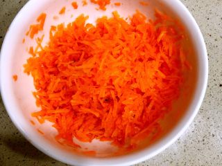 9、家庭版上校鸡块,胡萝卜刮成丝