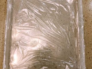 11、家庭版上校鸡块,取一个方形磨具，附上一成保鲜膜