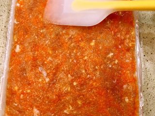 12、家庭版上校鸡块,将肉泥倒入磨具中，刮平。