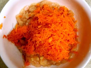 10、家庭版上校鸡块,倒入肉泥中，搅拌均匀