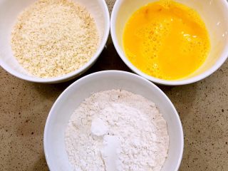 16、家庭版上校鸡块,准备好面包糠、面粉和鸡蛋。拿第三个鸡蛋打入之前剩下的蛋黄中，搅拌均匀。