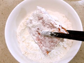 17、家庭版上校鸡块,取一块鸡块，先两面粘上面粉