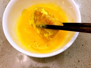 18、家庭版上校鸡块,再粘上鸡蛋液