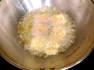 22、家庭版上校鸡块,烧至七成热就可以放入鸡块了，炸2分半钟中即可。