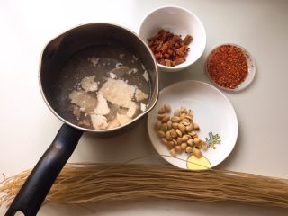 1、酸辣粉丝,准备好材料。