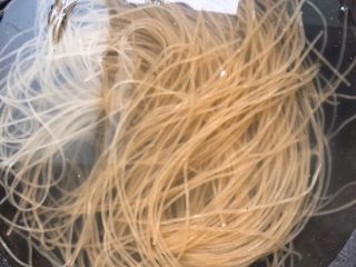 2、酸辣粉丝,热水泡上粉丝，大概十分钟泡软，凉水冲洗一下，捞出沥干。