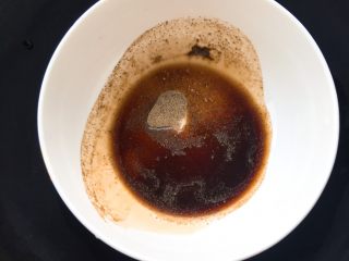 3、酸辣粉丝,泡粉丝的时间准备一个大碗，把盐、鸡精、黑胡椒粉、香醋放进去搅匀。