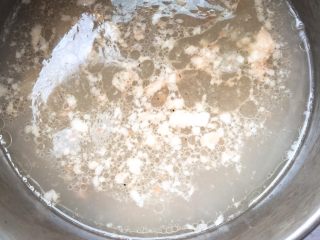 4、酸辣粉丝,牛骨汤煮开。