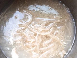 5、酸辣粉丝,放进刚刚泡好的粉丝。