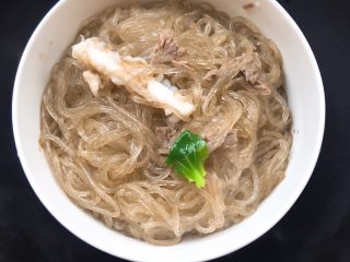 6、酸辣粉丝,煮开后一分钟捞出来放进刚刚调好材料的大碗。