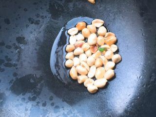 7、酸辣粉丝,另起一锅，烧热放少量油，放进烤好的花生米炸一下。