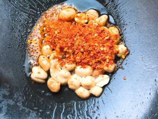 8、酸辣粉丝,放进少量辣椒面，关火。