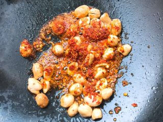 9、酸辣粉丝,拌匀。