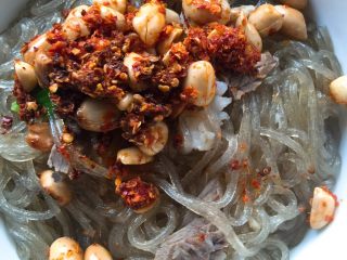 10、酸辣粉丝,盛出放进粉丝碗里。