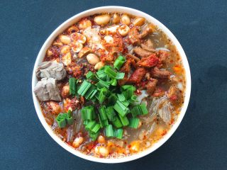 11、酸辣粉丝,萝卜干放上，煮粉丝的牛骨汤倒进去，撒点蒜苗。