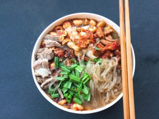 12、酸辣粉丝,再放几片煮好的牛肉，开动吧！