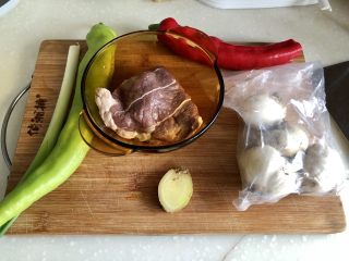 1、炒牛肉也可以温婉清雅➕白百合小炒牛肉,牛肉一块（去掉肥油）约160g，青尖椒一根，红椒半根，百合三颗半约170g，小葱半根（这个小葱感觉比一般小葱粗一些），姜一小块