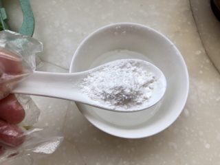 2、炒牛肉也可以温婉清雅➕白百合小炒牛肉,我们先来处理牛肉，因为牛肉腌制后要放入冰箱冷藏一小时，让它更入味。先准备点水淀粉，腌牛肉要用。一勺生粉，四勺水