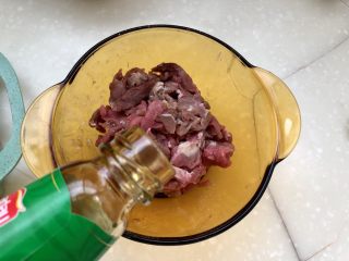 4、炒牛肉也可以温婉清雅➕白百合小炒牛肉,牛肉切片（这张图片忘记拍了????，牛肉要逆着纹理切片，如果血水过多，切片后可以先清水浸泡一会再沥去水分腌制）。加入一勺蚝油