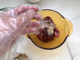 9、炒牛肉也可以温婉清雅➕白百合小炒牛肉,戴上一次性手套