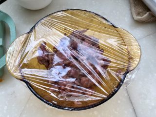 14、炒牛肉也可以温婉清雅➕白百合小炒牛肉,蒙上保鲜膜，放入冰箱冷藏至少半小时。阿晨放了一个小时。