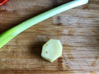 15、炒牛肉也可以温婉清雅➕白百合小炒牛肉,再来准备配菜。姜去皮与小葱洗净